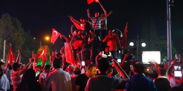 Aufrüstung, Einschüchterung, Verschwörungen: Der Türkei droht ein noch blutigerer Putsch als im letzten Sommer