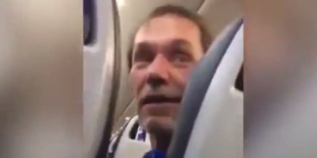 Passagiere machen rassistische Kommentare im Flugzeug - der Steward reagiert sofort