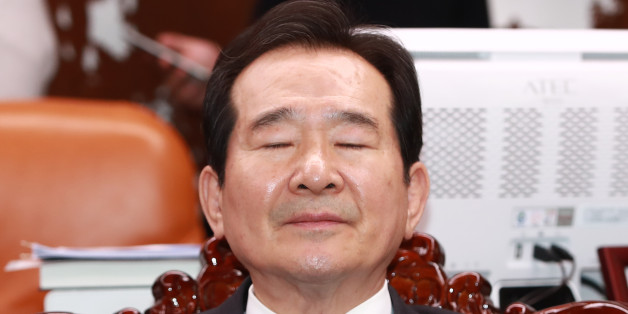 정세균 국회의장이 28일 오후 특검법 개정안의 직권상정 요구를 위해 의장실을 찾은 야4당 원내대표와 회동에 앞서 눈을 감은 채 생각에 잠겨 있다.