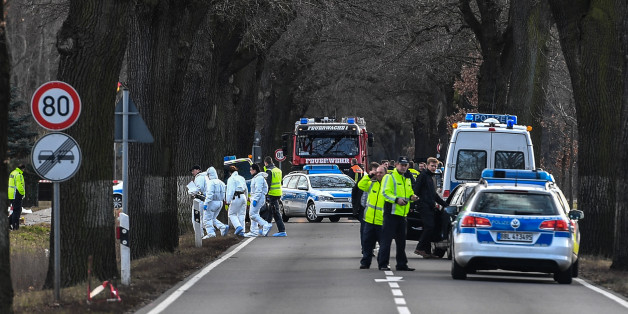 Polizeifahrzeuge sperren eine Bundesstraße ab. Hier wurden bei der Flucht von einem Tatort zwei Polizisten überfahren und getötet.
