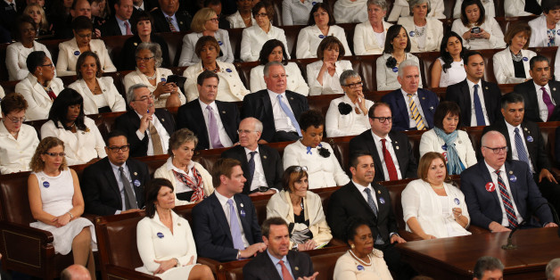 Les élues démocrates en blanc pour le premier discours au Congrès de Donald Trump.