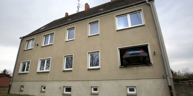 Auto steckt in Mehrfamilienhaus fest
