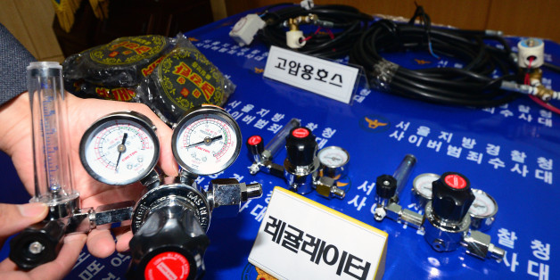3일 오전 서울 종로구 서울지방경찰청에서 사이버안전과 소속 경찰관계자가 '질소가스 이용해 자살방법 등을 광고한 자살 브로커'들의 증거품을 공개하고 있다.