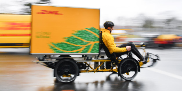 DHL Paketzusteller radeln durch die Frankfurter Innenstadt - Pilotprojekt gestartet