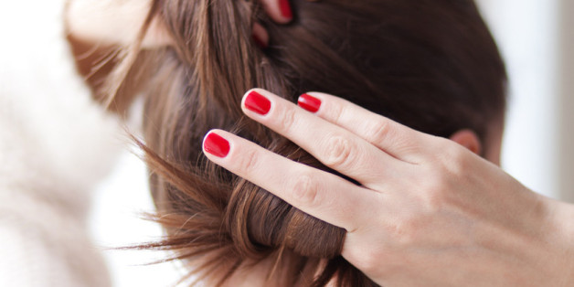 Darum schmerzen eure Haare, wenn ihr abends die Frisur löst