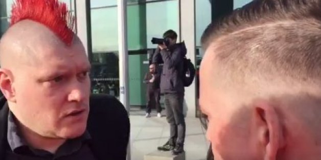 Erschreckende Szenen bei Anti-Merkel-Demo: Neonazis gehen Journalist Sascha Lobo an