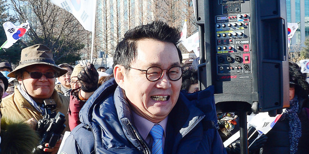 윤창중 전 청와대 대변인이 29일 오전 서울 여의도 국회 앞에서 새누리당 인명진 비대위원장 임명 철회 촉구 기자회견에 참석해 발언을 하기위해 나서고 있다. 2016.12.29