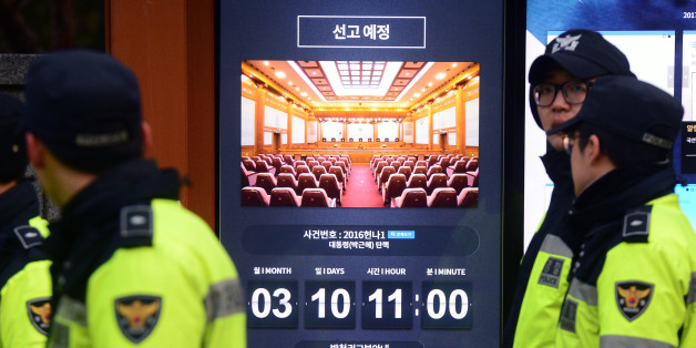 8일 오후 서울 종로구 헌법재판소 앞에 박근혜 대통령의 탄핵심판 선고일 안내가 게시돼 있다.