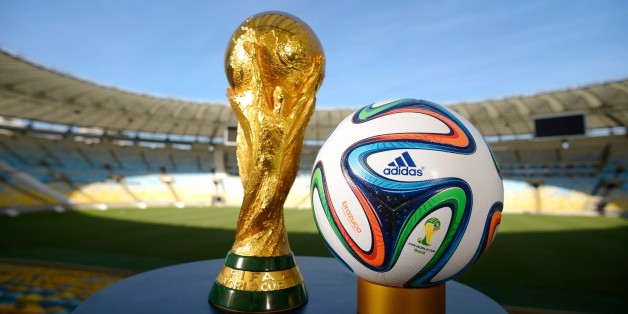Stade Maracana à Rio de Janeiro. Le trophée pose en compagnie du ballon de l'édition 2014 de la Coupe du Monde organisée au Brésil.