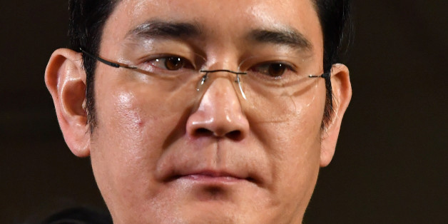 Lee Jae-yong (C), vice chairman of Samsung Electronics, arrives to be questioned as a suspect in a corruption scandal that led to the impeachment of President Park Geun-Hye, at the office of the independent counsel in Seoul on February 13, 2017. REUTERS/Jung Yeon-Je/Pool
