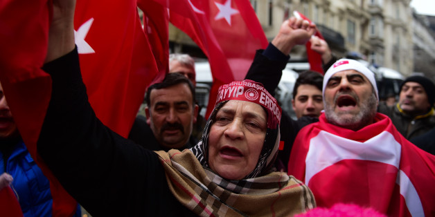 Demonstranten vor dem niederländischen Konsulat in Ankara
