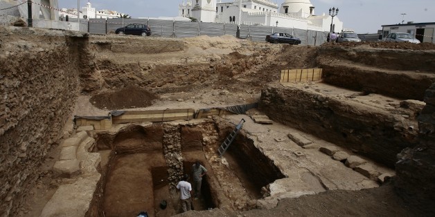 Archaeologists work at a dig at Martyrs' Square located in the low Casbah in Algiers' historical neighborhood August 3, 2009. Work to build a subway line through Algeria's capital has given archaeologists a chance to uncover traces of their country's ancient history they thought had been erased by French colonial rule. REUTERS/Zohra Bensemra (ALGERIA)