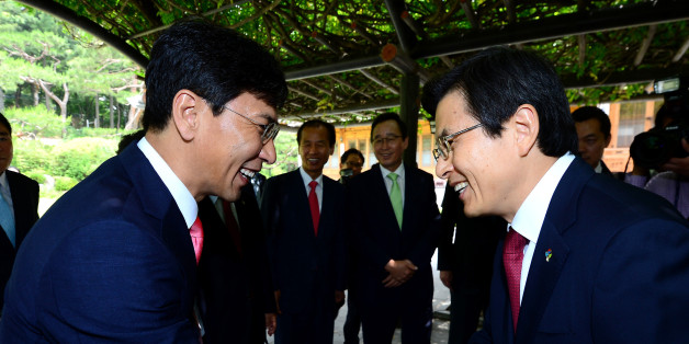 황교안 국무총리가 8일 서울 종로구 삼청동 총리공관에서 한중 지사·성장회의 대표단 오찬에 앞서 안희정 충남도지사와 인사를 나누고 있다. 2016.6.8