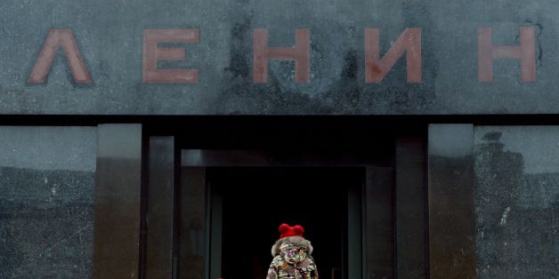 TOPSHOT - People enter Soviet state founder Vladimir Lenin's mausoleum while visiting Red Square in Moscow on October 11, 2016. / AFP / Natalia KOLESNIKOVA (Photo credit should read NATALIA KOLESNIKOVA/AFP/Getty Images)