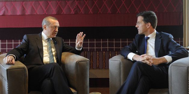 Dutch Prime Minister Mark Rutte (R) speaks with his Turkish counterpart Tayyip Erdogan at his office in the Hague March 21, 2013.
REUTERS/Toussaint Kluiters/United Photos (NETHERLANDS - Tags: POLITICS)
