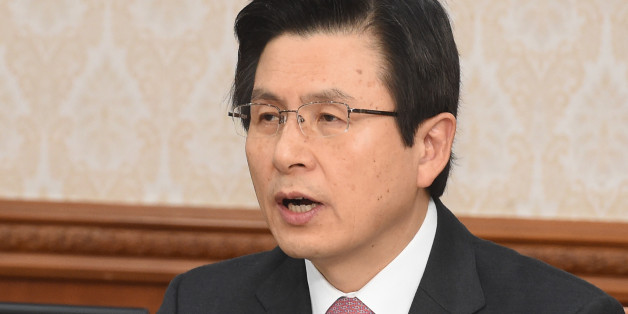 황교안 대통령 권한대행 국무총리가 14일 오전 서울 종로구 정부서울청사 회의실에서 박근혜 전 대통령의 탄핵 결정 후 첫 국무회의를 주재하고 있다.