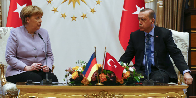 Wie Chronik des Scheiterns: Wie sich Merkel seit einem Jahr von Erdogan herumschubsen lässt