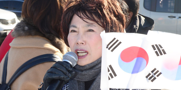 주옥순 엄마부대 대표가 29일 오전 서울 여의도 국회 앞에서 새로운한국을위한국민운동, 엄마부대 등 보수단체 주최로 열린 새누리당 인명진 비대위원장 임명 철회 촉구 기자회견에 참석해 발언을 하고 있다. 2016.12.29