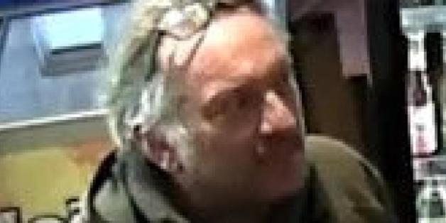 Diesen Mann sucht die Polizei im Mordfall in Berlin-Kreuzberg.