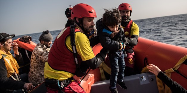 Der dreijährige Hossia Mohamad wird von Mitgliedern der spanischen NGO Proactiva Open Arms im Mittelmeer gerettet