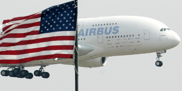 An Airbus A380 aircraft, the world's largest passenger plane, approaches Washington Dulles International Airport in Dulles, Virginia, March 26, 2007. REUTERS/Jim Young (UNITED STATES)