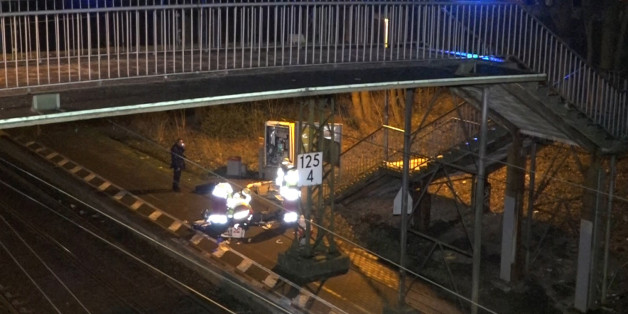Ein Mann sprengt einen Fahrkartenautomaten - und stirbt