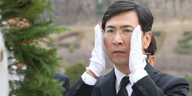 안희정 더불어민주당 대선주자가 20일 서울 강북구 4·19 민주묘지를 찾아 참배를 하고 있다.
