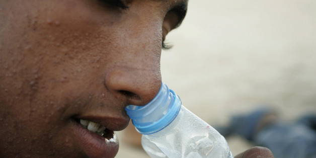 Un jeune garçon sniffe de la colle à Tanger, octobre 2009