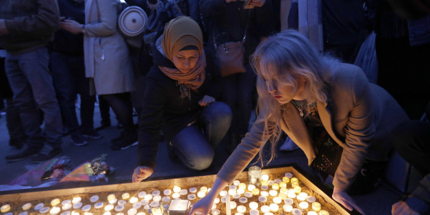 Trauernde zünden Kerzen am Trafalgar Square an