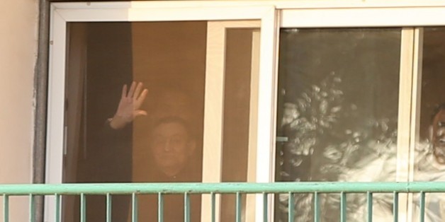 CAIRO, EGYPT - MARCH 19: Former President of Egypt Hosni Mubarak waves at a group of people gathered in front of the Al Maadi Hospital who celebrate the prosecutor' order to release ex-president Mubarak in Cairo, Egypt on March 19, 2017. (Photo by Fared Kotb/Anadolu Agency/Getty Images)