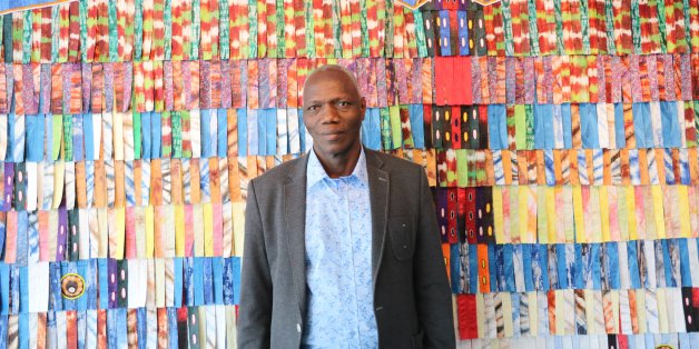 À la Galerie 38 de Casablanca, Abdoulaye Konaté devant l'une de ses œuvres, inspirée du papillon.