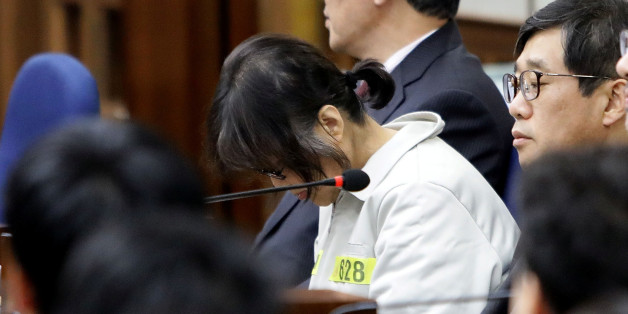 Choi Soon-sil, the woman at the centre of the South Korean political scandal and long-time friend of President Park Geun-hye, appears for her first trial at the Seoul Central District Court on January 5, 2017 in Seoul, South Korea. REUTERS/Chung Sung-Jun/Pool *** Local Caption *** Choi Soon-sil