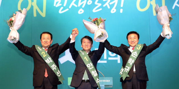 박주선, 안철수, 손학규 국민의당 대선주자가 25일 오후 광주 서구 김대중컨벤션센터에서 열린 제19대 대통령선거후보자 선출 광주 전남 제주 권역 완전국민경선 합동연설회에서 정견 발표를 마친 후 꽃다발을 들고 손을 맞잡고 있다.