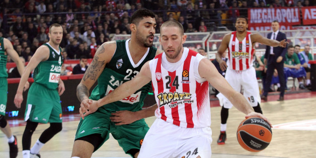 ATHENS, GREECE - FEBRUARY 10: Augusto Cesar Lima, #23 of Zalgiris Kaunas competes with Matt Lojeski, #24 of Olympiacos Piraeus during the 2016/2017 Turkish Airlines EuroLeague Regular Season Round 22 game between Olympiacos Piraeus v Zalgiris Kaunas at Peace and Friendship Stadium on February 10, 2017 in Athens, Greece. (Photo by Nikos Paraschos/EB via Getty Images)