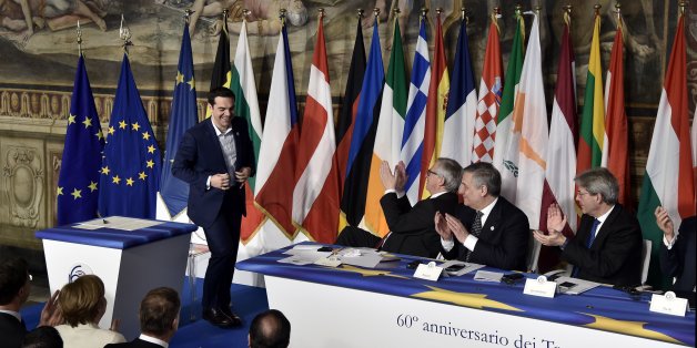 Greec's Prime Minister Alexis Tsipras (C) is applauded after signing the new Rome declaration with leaders of 27 European Union countries special next to (From 2nd L) President of the European Commission Jean-Claude Juncker, EU Parliaments president Antonio Tajani, Italy's prime Minister Paolo Gentiloni and President of the European Council Donald Tusk during a summit of EU leaders to mark the 60th anniversary of the bloc's founding Treaty of Rome, on March 25, 2017 at Rome's Piazza del Campidoglio (Capitoline Hill).
Against a backdrop of crises and in the absence of the departing Britain, the leaders signed a new Rome declaration, six decades after the six founding members signed the Treaty of Rome and gave birth to the European Economic Community.
/ AFP PHOTO / TIZIANA FABI (Photo credit should read TIZIANA FABI/AFP/Getty Images)