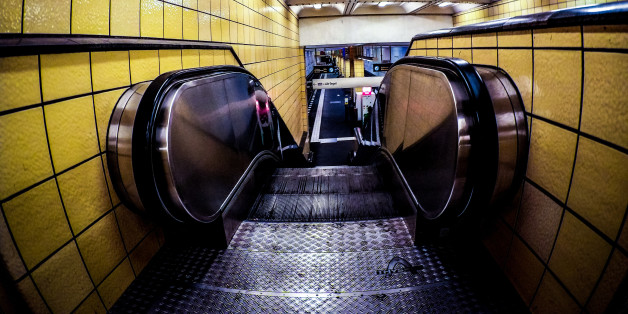 Mann tritt Frau Rolltreppe hinab - als sie sich wehrt, boxt er ihr ins Gesicht (Symbolbild)