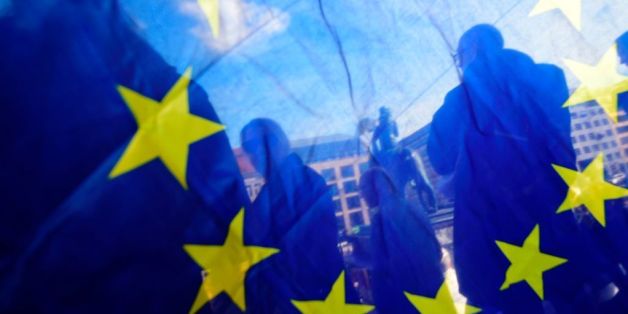 Demonstranten hinter einer EU-Flagge
