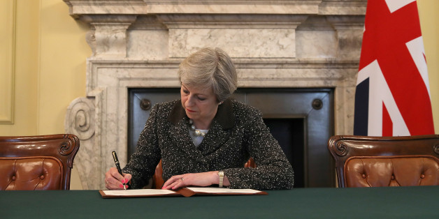 Die britische Premierminister Theresa May unterzeichnet den Brief an die EU