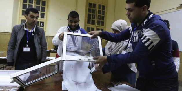 A man casts his ballot during the presidential election in Algiers April 17, 2014. Algerians voted on Thursday in an election President Abdelaziz Bouteflika is expected to win after 15 years in power, despite speaking only rarely in public since suffering a stroke in 2013. REUTERS/Louafi Larbi (ALGERIA - Tags: POLITICS ELECTIONS)