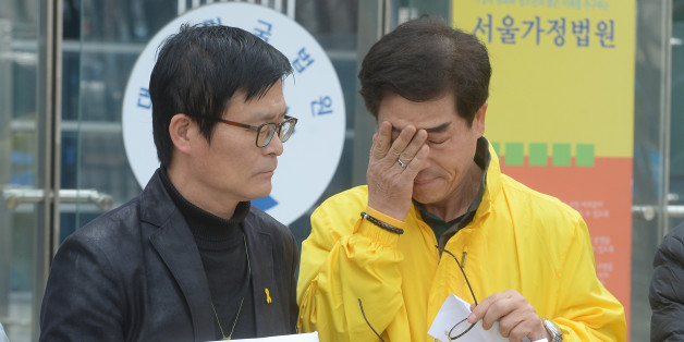 지난 30일 서울 서초구 서울행정법원 앞에서 세월호 희생자 김초원 선생님 아버지가 ‘세월호 참사에서 희생된 기간제교사의 순직 인정‘을 요구하는 기자회견에서 눈물을 흘리고 있다. 2017.3.30
