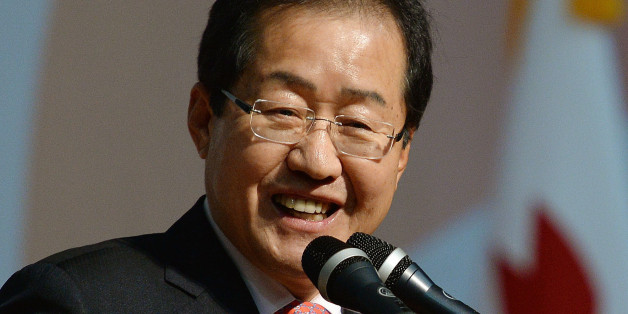 홍준표 자유한국당 대선주자가 22일 부산 해운대구 벡스코에서 열린 '자유한국당 부산-울산-경남 제19대 대통령후보자 비전대회'에서 비전발표를 하고 있다.
