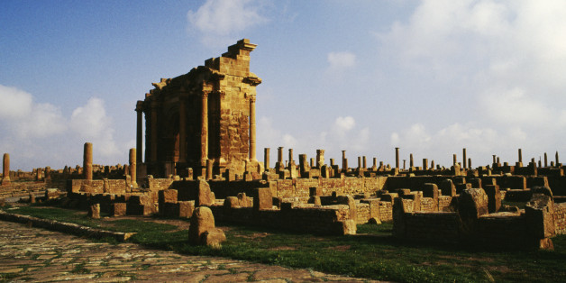 ALGERIA - MAY 12: View with the Arch of Trajan, ruins of the Roman city of Timgad (formerly Thamugadi), founded in ca 100 AD by order of Trajan (Unesco World Heritage List, 1982), Algeria. (Photo by DeAgostini/Getty Images)
