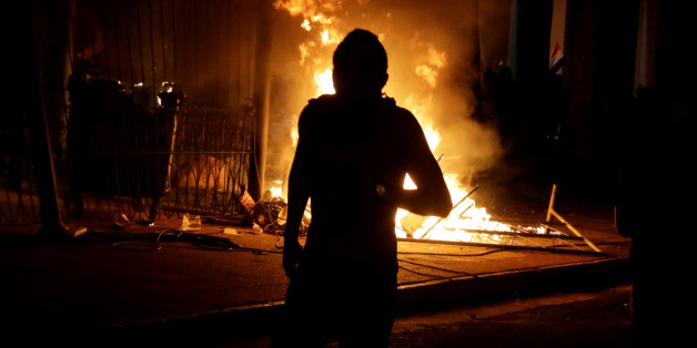Protestors set fire to the Congress building during a demonstration against a possible change in law to allow for presidential re-election in Asuncion March 31, 2017. REUTERS/Jorge Adorno