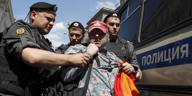 Interior Ministry officers detain a gay rights activist (2nd R) during a gay pride parade, unsanctioned by the city authorities, near the headquarters of Moscow city Duma in central Moscow May 27, 2012. REUTERS/Maxim Shemetov (RUSSIA - Tags: SOCIETY CIVIL UNREST POLITICS)
