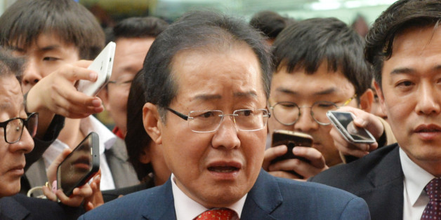 홍준표 자유한국당 대선 후보가 4일 오후 대구 서문시장을 찾아 시민들과 대화를 나누고 있다.