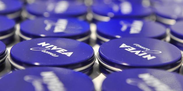 Mit diesem unmöglichen Werbeslogan hat Nivea einen Skandal ausgelöst.