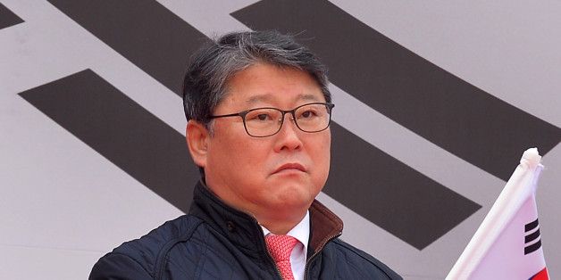 조원진 자유한국당 의원이 8일 오후 서울 덕수궁 대한문 앞에서 국민저항본부 주최로 열린 제5차 대통령 탄핵무효 국민대회에서 태극기를 흔들고 있다. 조 의원은 이 자리에서 자유한국당을 탈당하겠다고 밝혔다.