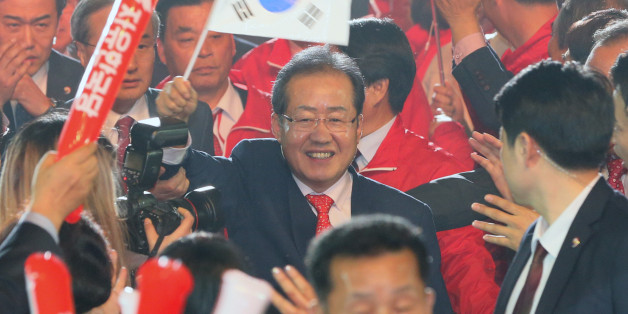 홍준표 자유한국당 대선 후보가 8일 서울 중구 장충체육관에서 열린 중앙선대위발대식 및 서울·강원 필승대회에서 태극기를 흔들며 입장하고 있다.