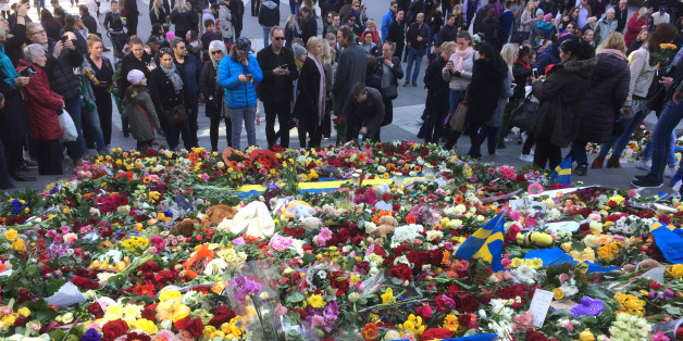 Bougies, fleurs, pleurs et silence... Stockholm tente de revenir sur ses pieds