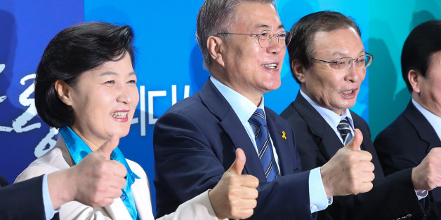 문재인 더불어민주당 대선 후보가 10일 서울 여의도 중앙당사에서 열린 제1차 국민주권선거대책위원회의에서 추미애 상임공동선대위원장을 비롯한 위원들과 엄지손가락을 치켜세우고 있다.